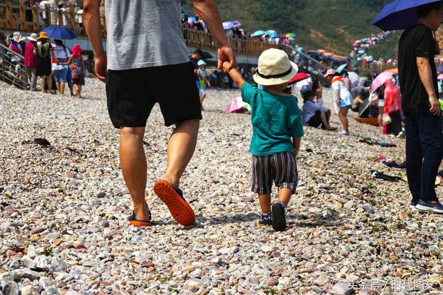 山东烟台：这里的海滩没沙子，“球石”组成了“球石滩”